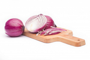 close-up-of-sliced-red-onion-and-whole-red-onion-on-a-wooden-table_1088-903